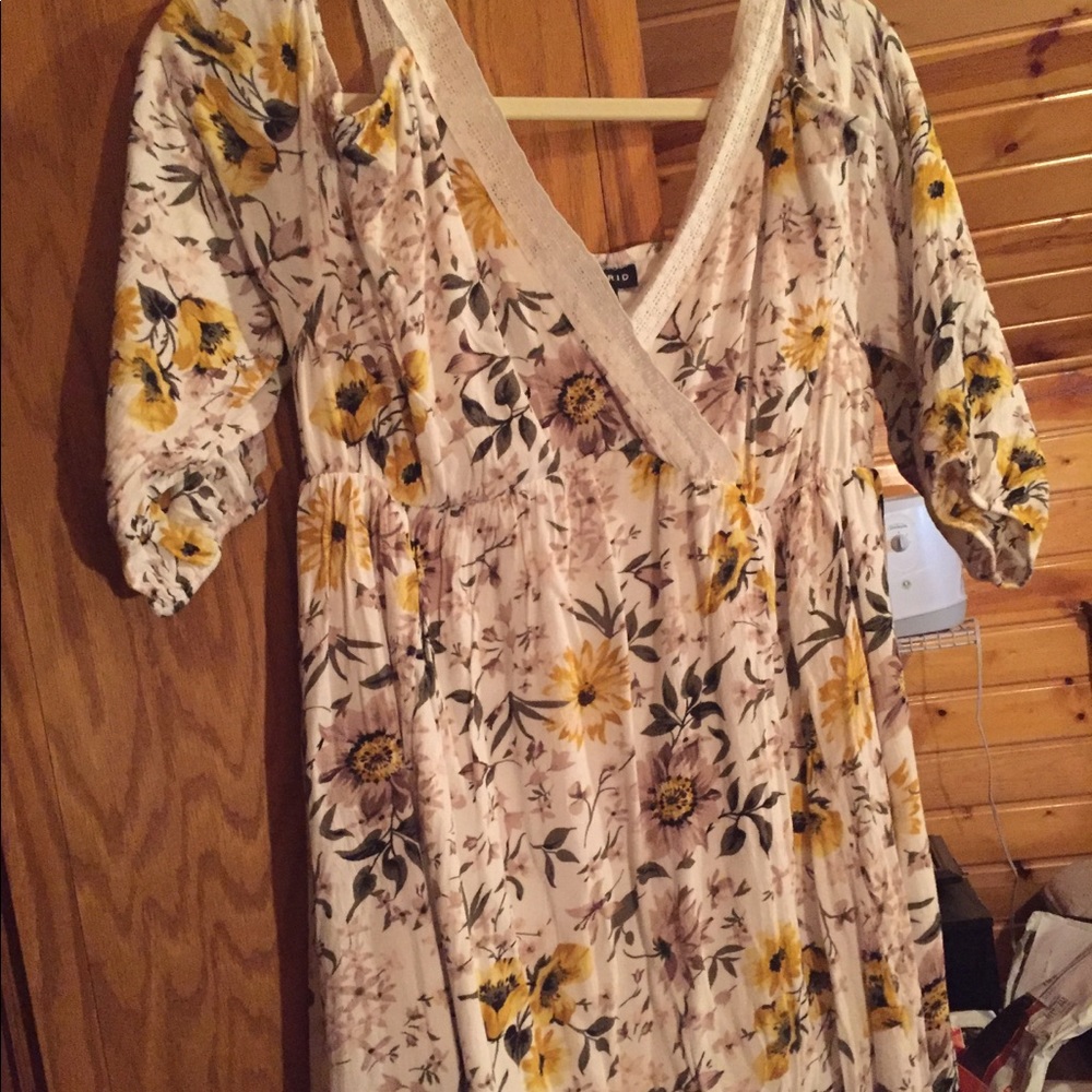 Torrid size 00 Ivory Floral Sunflower Dress